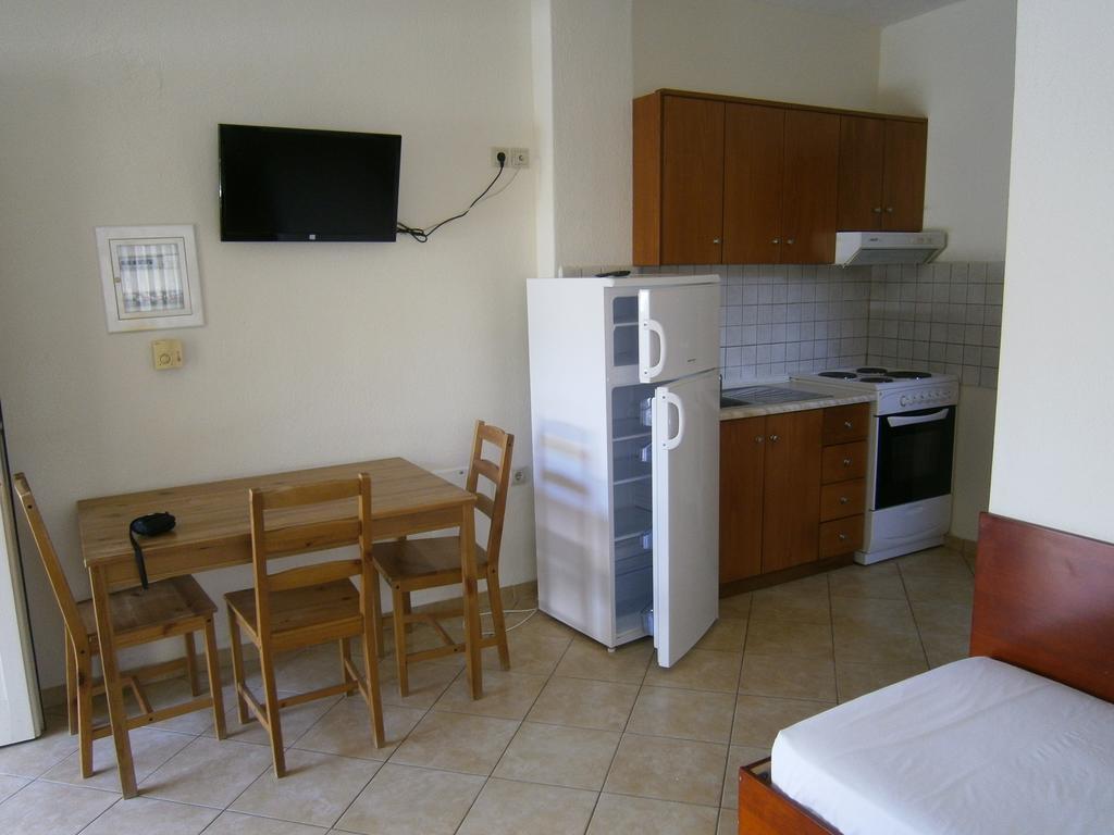 Kiparissis Apartments Kriopigi Bagian luar foto